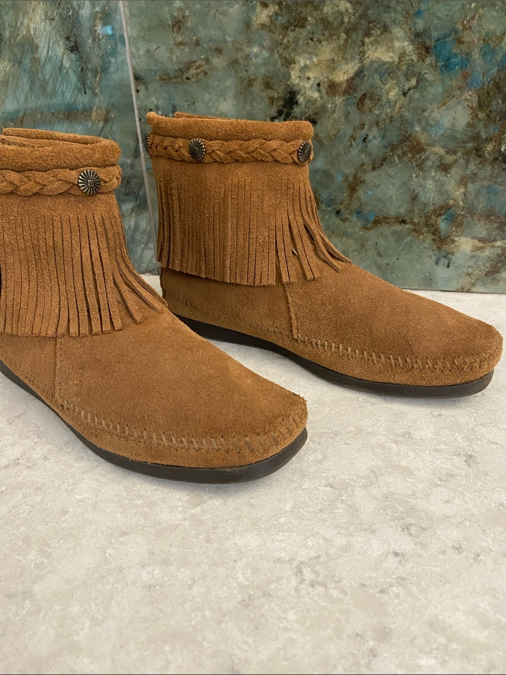 Minnetonka Suede Fringe Moccasin Booties in Chestnut Brown, size 7. Like-NEW - Picture 9 of 14